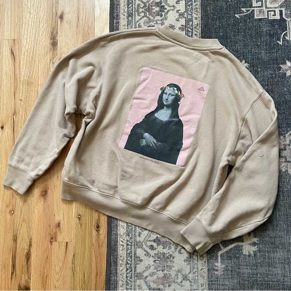 Uniqlo Tan Sweatshirt with Mona Lisa Graphic